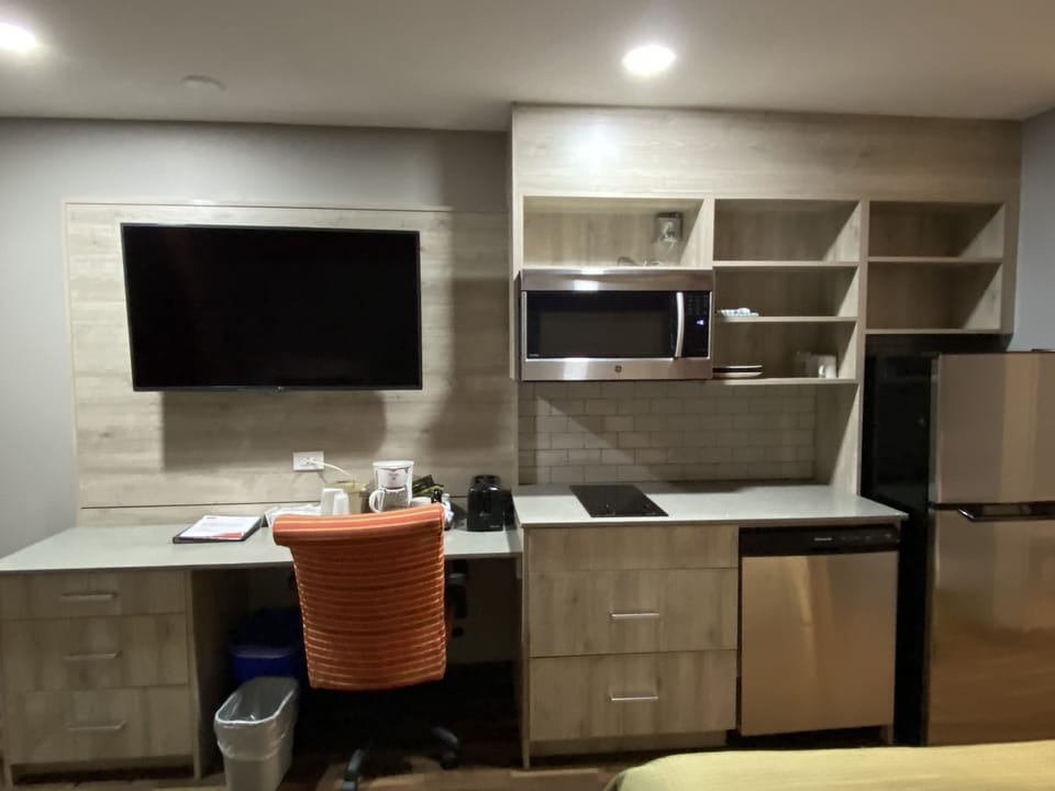 Coffee/tea maker, fridge, microwave