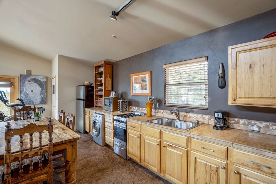 Dining for 4, gourmet kitchen, washer/dryer combo, gas cooktop, micro /pizza.