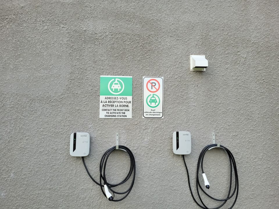 Electric vehicle charging station