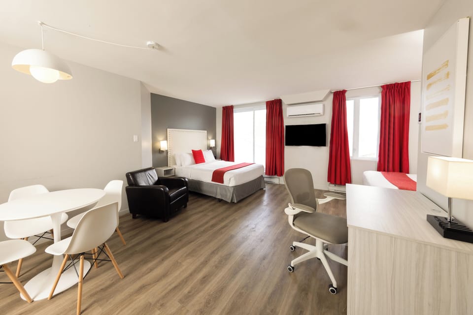 Superior Studio Suite, Multiple Beds, Kitchen | Premium bedding, blackout drapes, soundproofing, iron/ironing board
