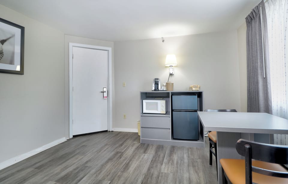 Standard Room, 1 King Bed | Individually decorated, individually furnished, iron/ironing board