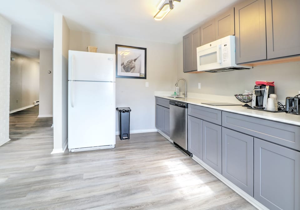 Penthouse | Private kitchen | Microwave, coffee/tea maker, cleaning supplies