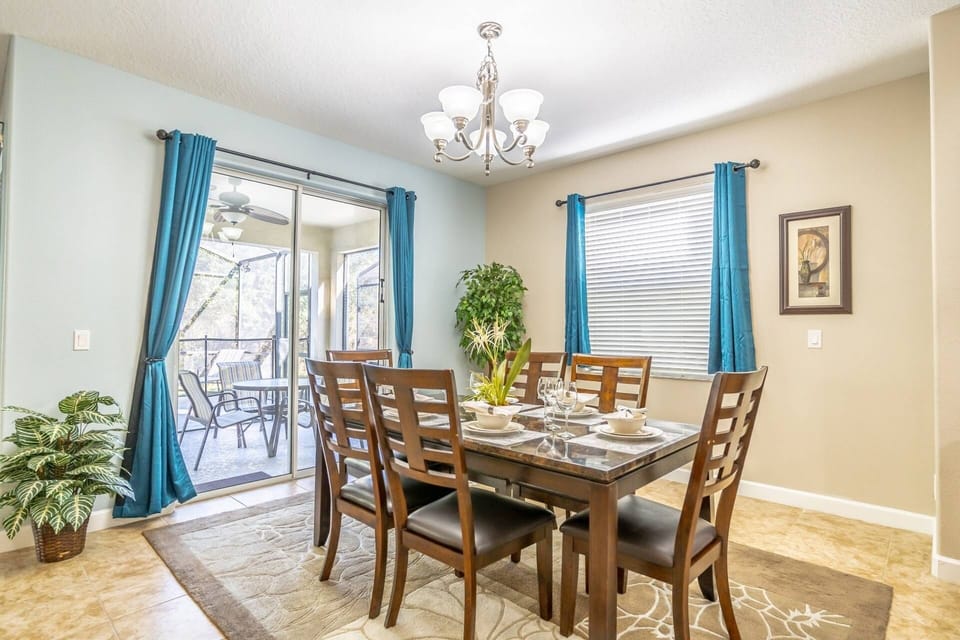 Dining Area w/Seating for Six (6) and Pool Access