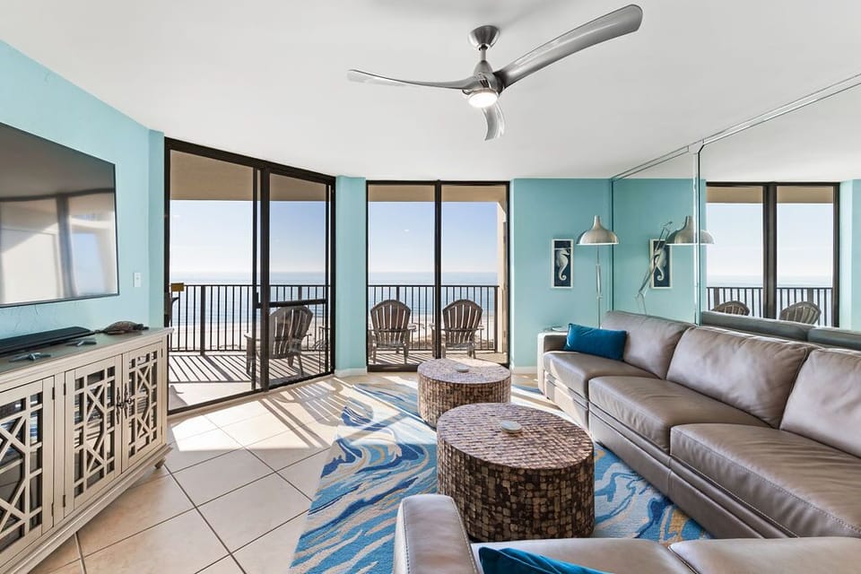 Family room with access to the balcony.
