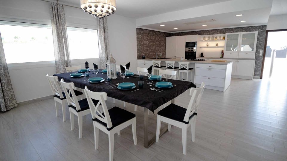 Kitchen or kitchenette,Dining area
