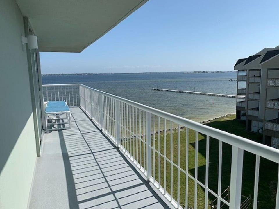 Large wrap around deck, side view