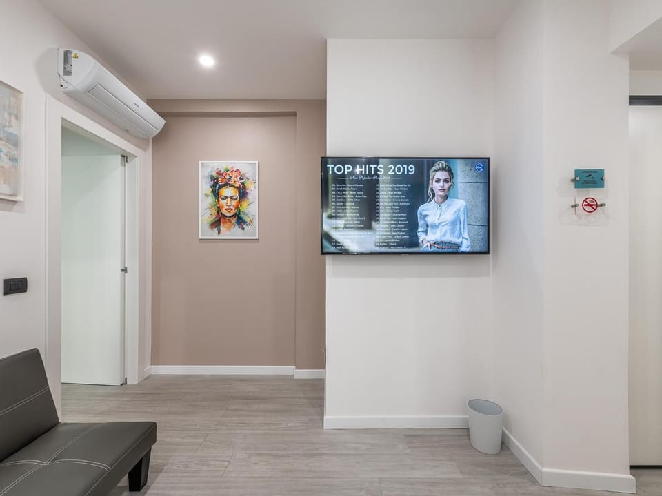 Flat-screen TV, Netflix