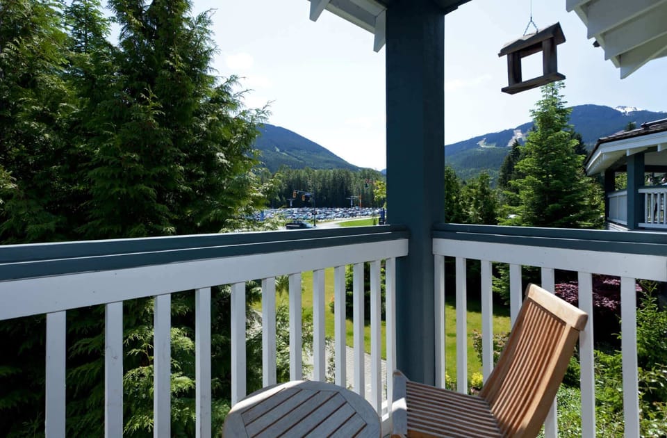 - Balcony overlooking alpine scenery and Whistler mountain peaks  
- Outdoor seating ideal for morning coffee or sunset views  
- Tranquil space surrounded by nature and mountain air  