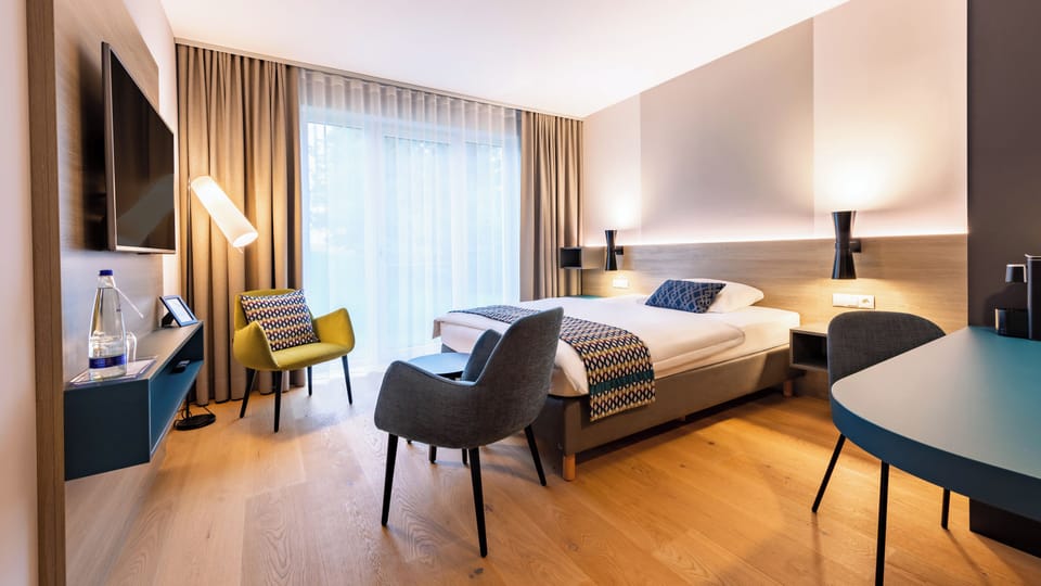 Comfort Room, 1 Queen Bed, Kitchenette, Annex Building | Hypo-allergenic bedding, in-room safe, desk, laptop workspace