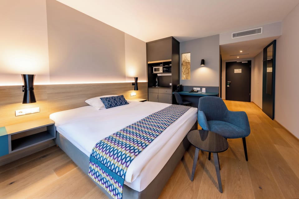 Comfort Room, 1 Queen Bed, Kitchenette, Annex Building | Hypo-allergenic bedding, in-room safe, desk, laptop workspace