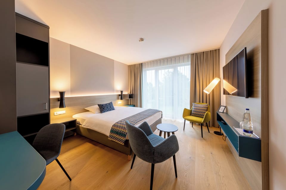 Standard Double Room, 1 Queen Bed, Air conditioning, Annex Building | Hypo-allergenic bedding, in-room safe, desk, laptop workspace