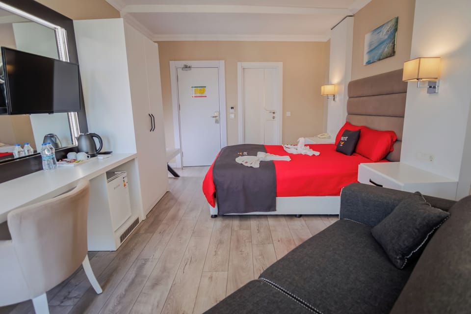 Honeymoon Room | Minibar, in-room safe, desk, soundproofing