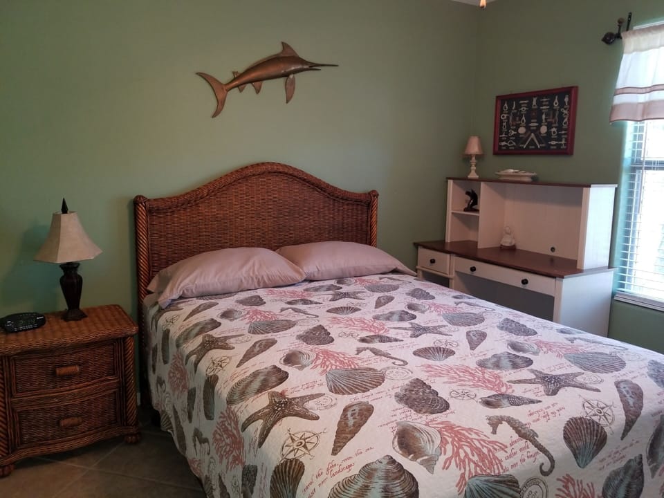 2ND BEDROOM- Queen Bed