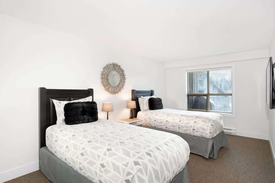 - Twin bedroom with cozy beds and a bright, cheerful atmosphere  
- Ideal for friends or family with modern comfort and natural light  
- Warm lighting and simple décor for a restful night’s sleep  
