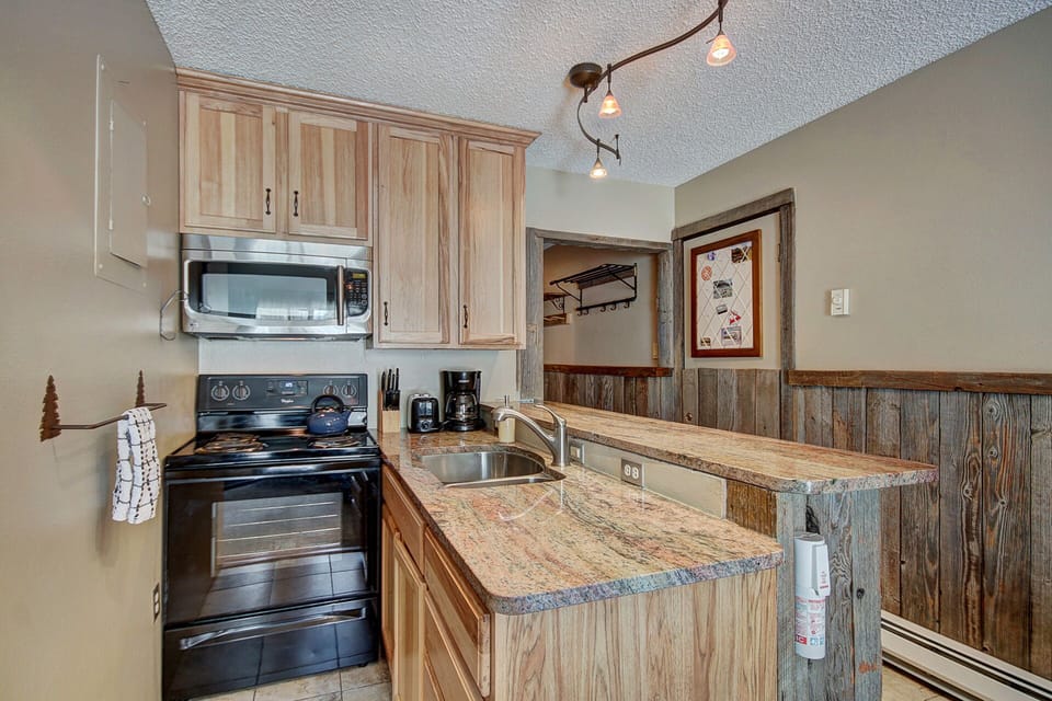 Full Kitchen and Dining Bar!