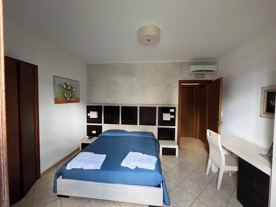 Double Room, 1 Queen Bed | Minibar, desk, free WiFi, bed sheets