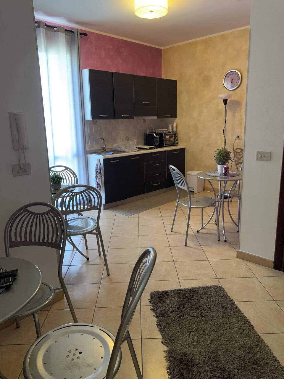 Double Room, 1 Queen Bed | Living area | Flat-screen TV