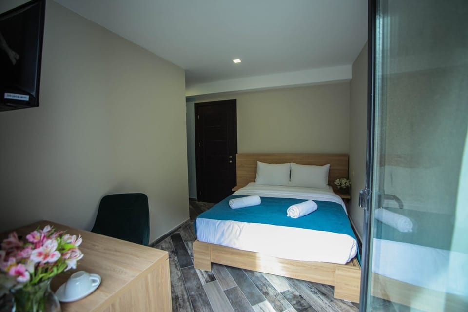 Double Room, Balcony | Hypo-allergenic bedding, minibar, in-room safe, desk