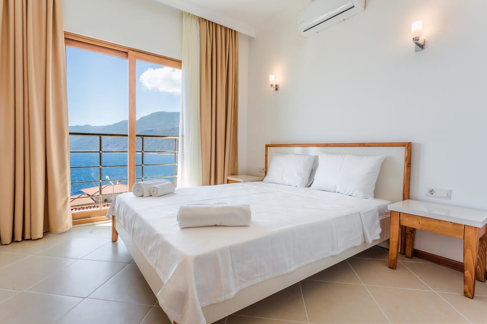 Deluxe Room, 1 Queen Bed, Sea View | WiFi (free), bed sheets