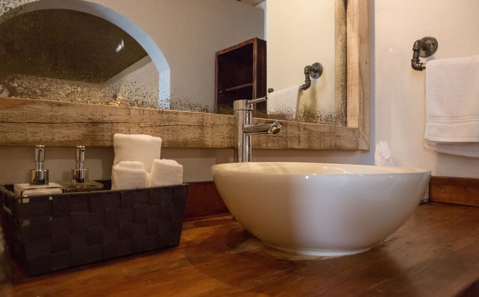 Shower, rainfall showerhead, free toiletries, hair dryer