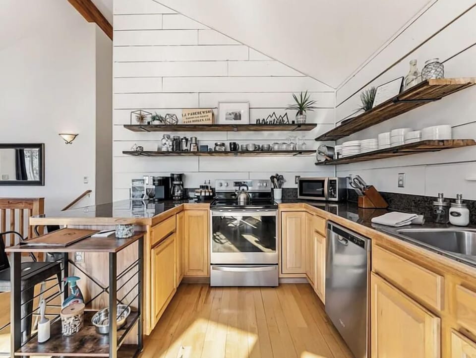 Cook With a View — Fully appointed modern kitchen with stainless appliances—whip up meals while soaking in mountain scenery. 🍽️🏔