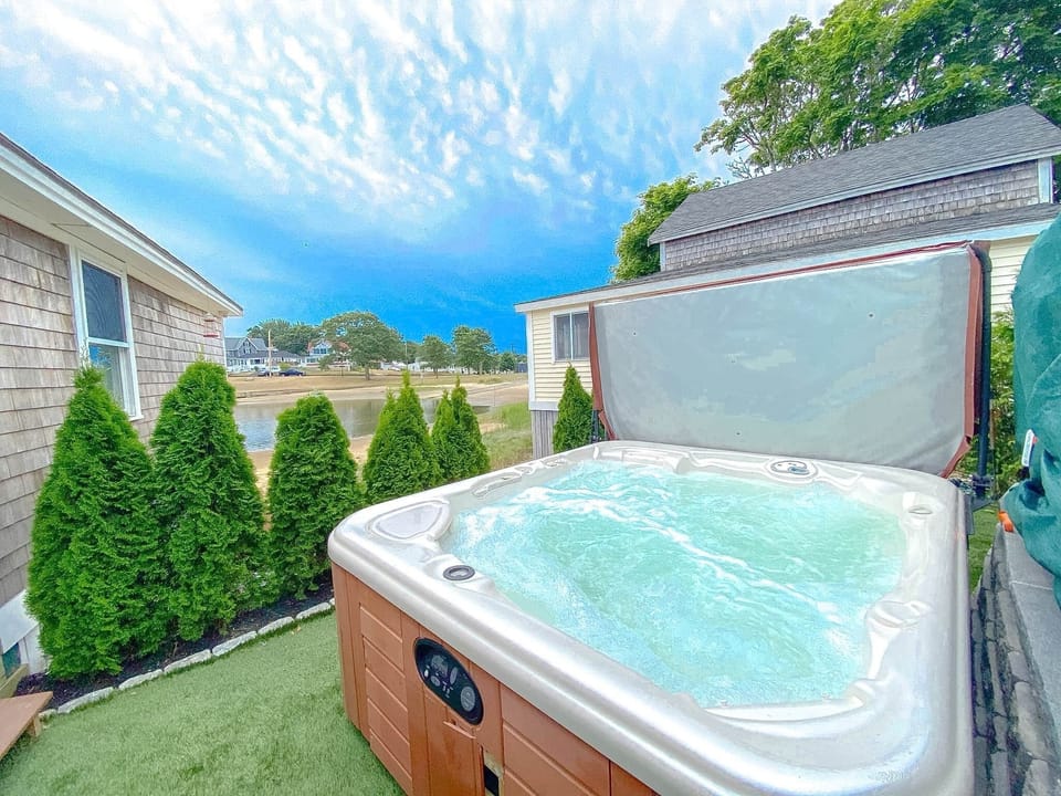 Profesionaly maintianed hotub with fresh HOT water DAILY
