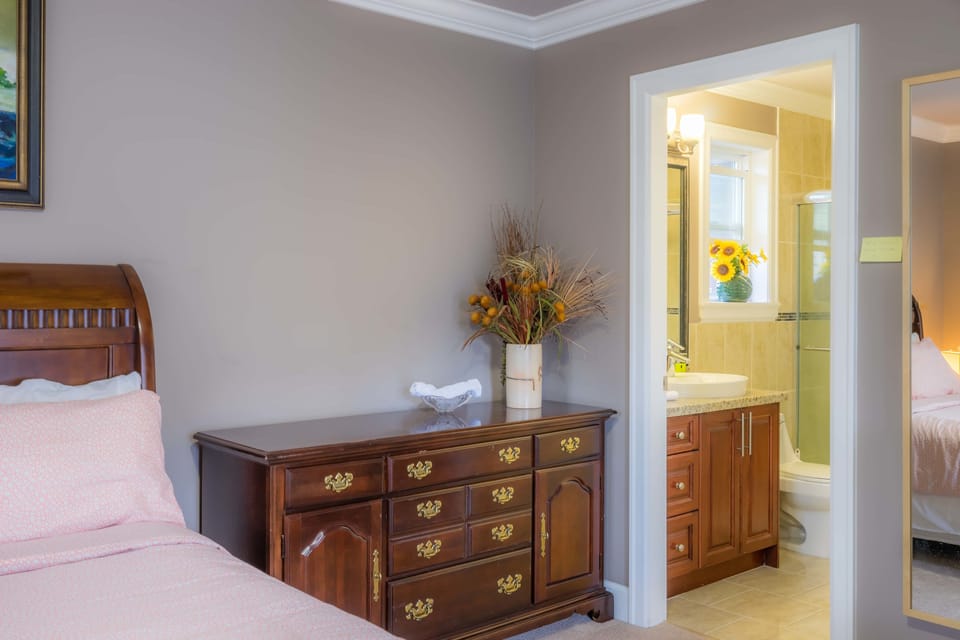 Deluxe Room, 1 Queen Bed | 1 bedroom, premium bedding, desk, laptop workspace