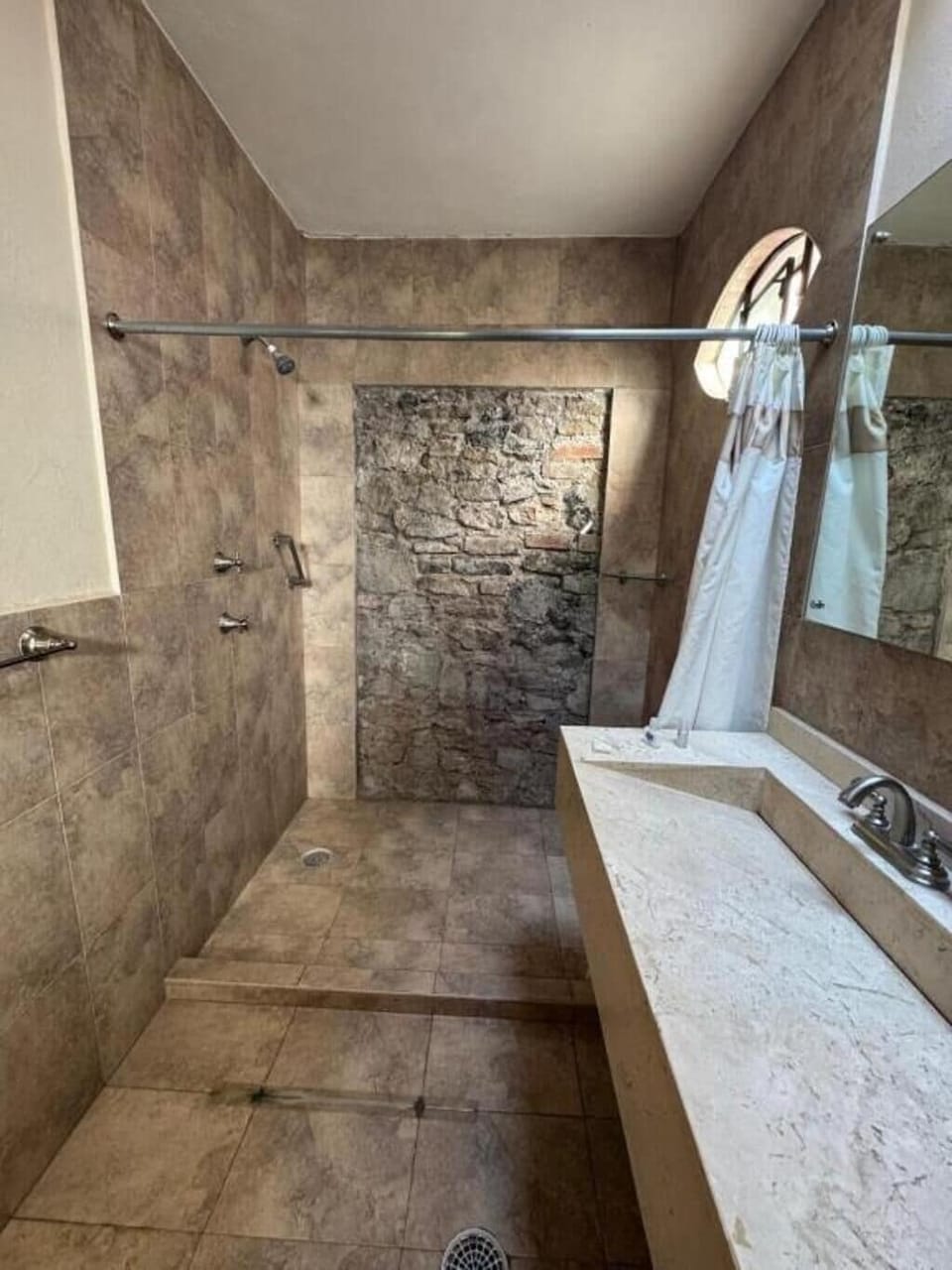 Luxury Suite | Bathroom | Shower, towels, soap, shampoo