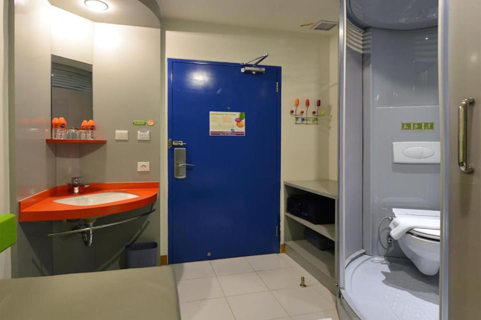 Shower, free toiletries, bidet, towels