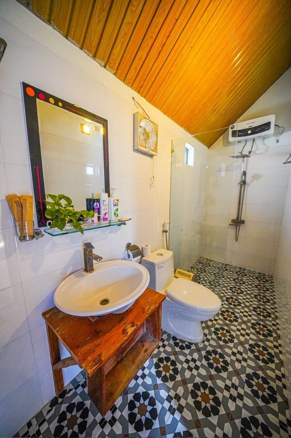 Separate tub and shower, spring water tub, rainfall showerhead