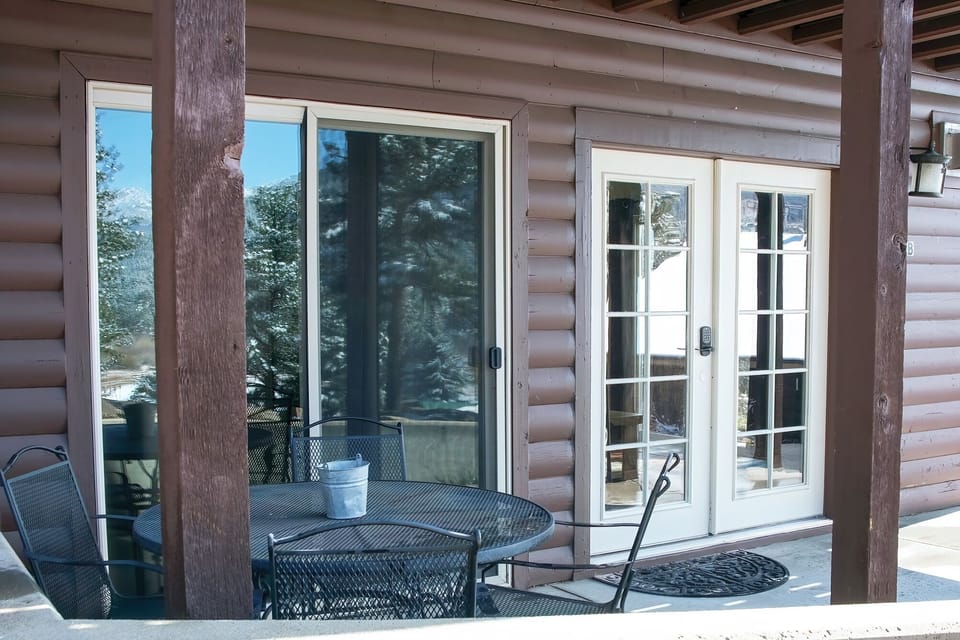 Patio with Table & Chairs