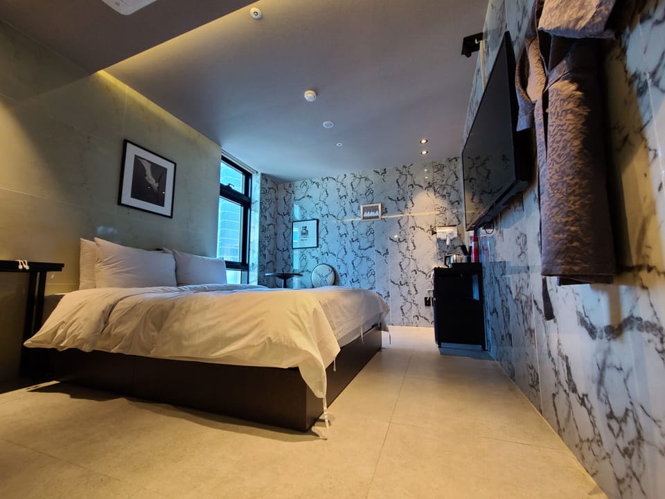 1 bedroom, premium bedding, down comforters, memory foam beds