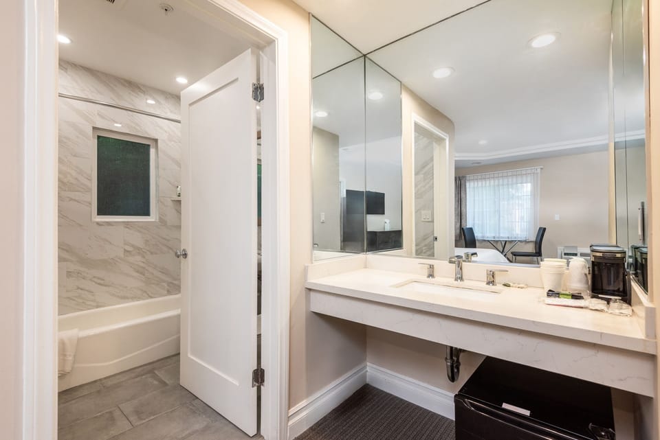 Combined shower/tub, hydromassage showerhead, designer toiletries