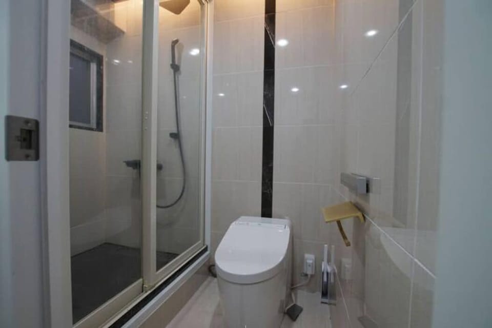Room | Bathroom | Shower, free toiletries, hair dryer, slippers