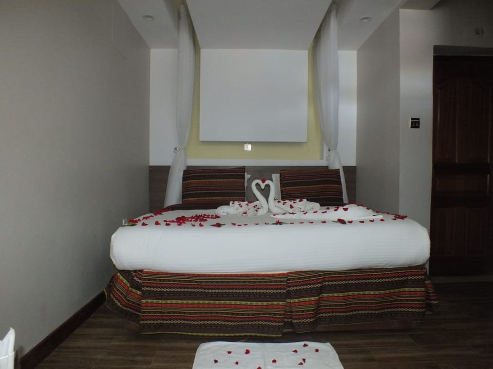 Family Room | Desk, free WiFi, bed sheets