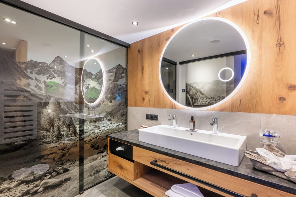 Family Room, Balcony | Bathroom | Shower, rainfall showerhead, hair dryer, towels