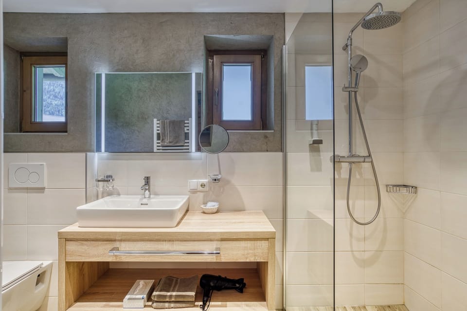 Deluxe Room, Balcony, Mountain View | Bathroom | Free toiletries, hair dryer, bathrobes, towels