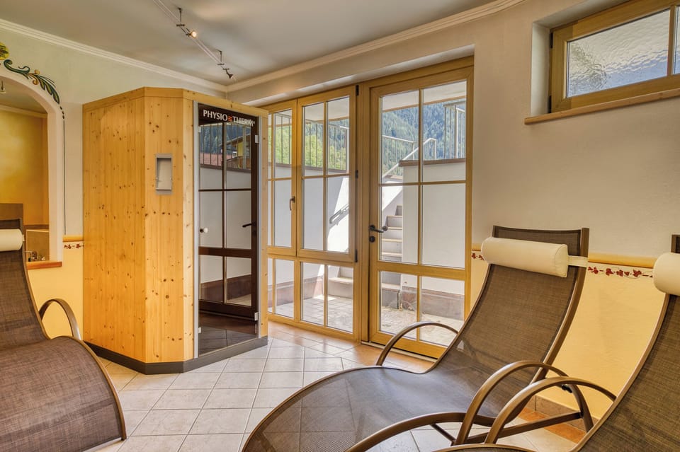 Sauna, steam room