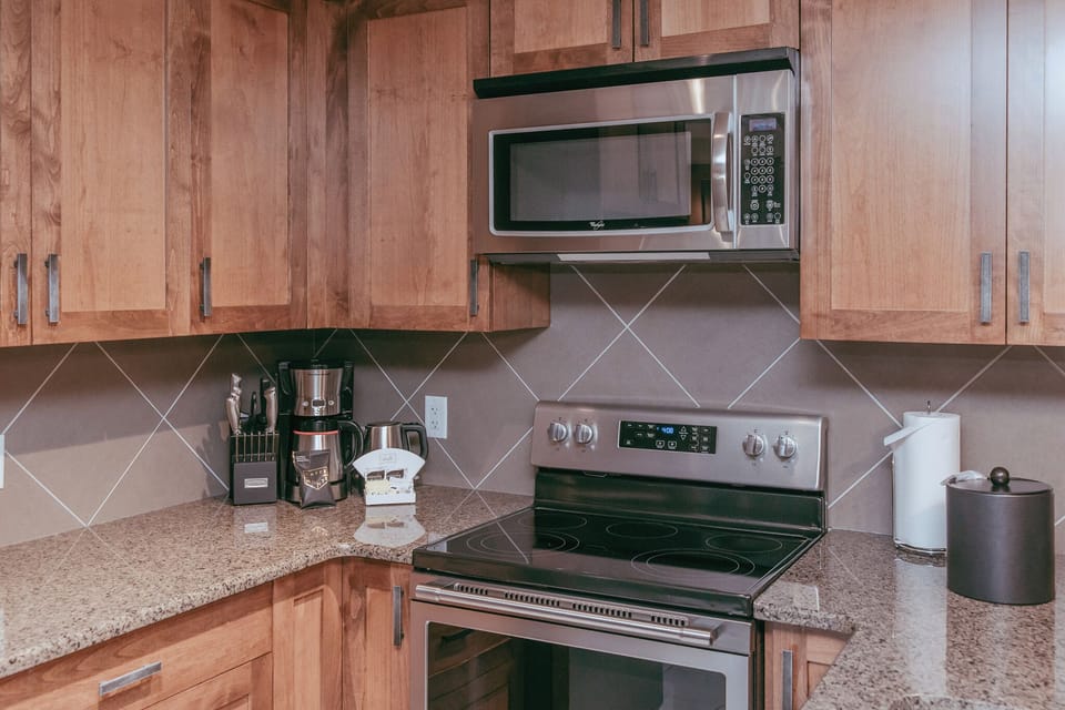 Coffee/tea maker, full-size fridge, microwave, oven