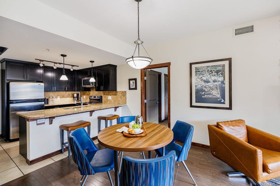 Two Bedroom King Suite | Living area | 55-inch LCD TV with digital channels, TV, fireplace
