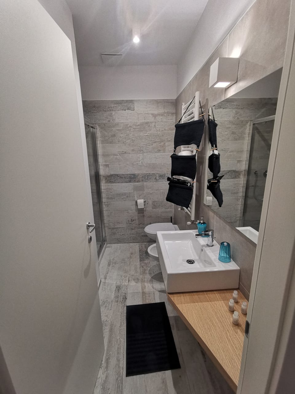 Shower, free toiletries, hair dryer, bidet