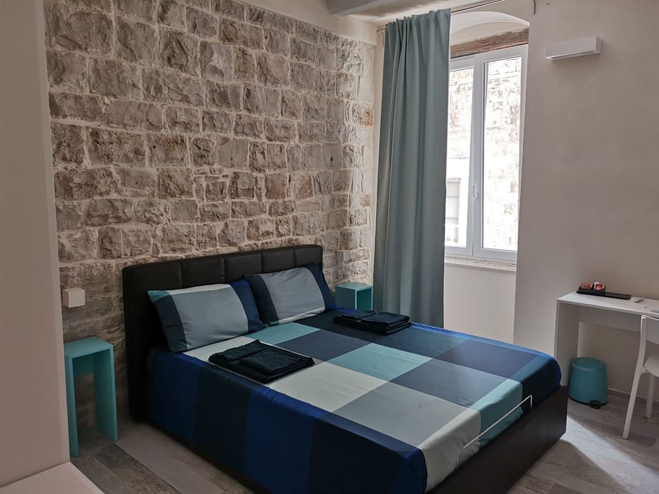 1 bedroom, down comforters, desk, laptop workspace