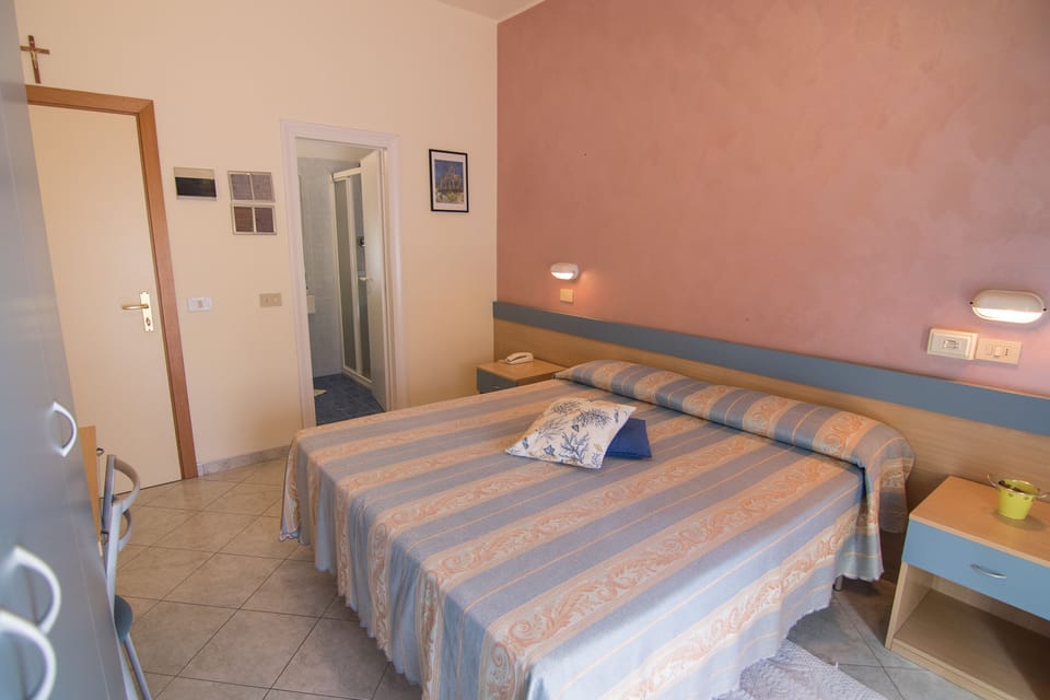 Double Room | In-room safe, desk, cribs (surcharge), WiFi (free)