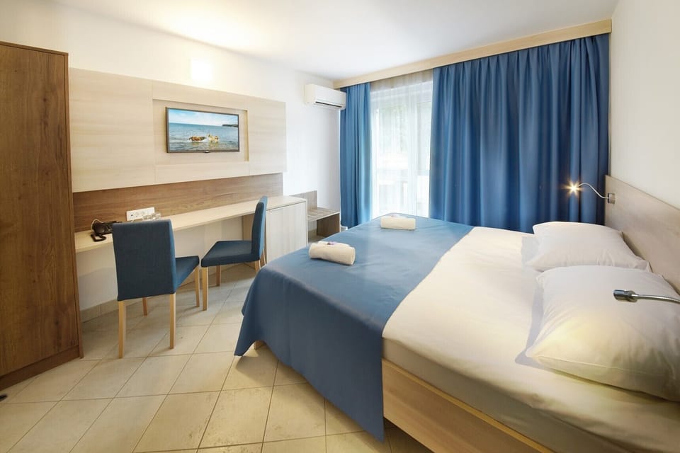Minibar, desk, soundproofing, WiFi (free)