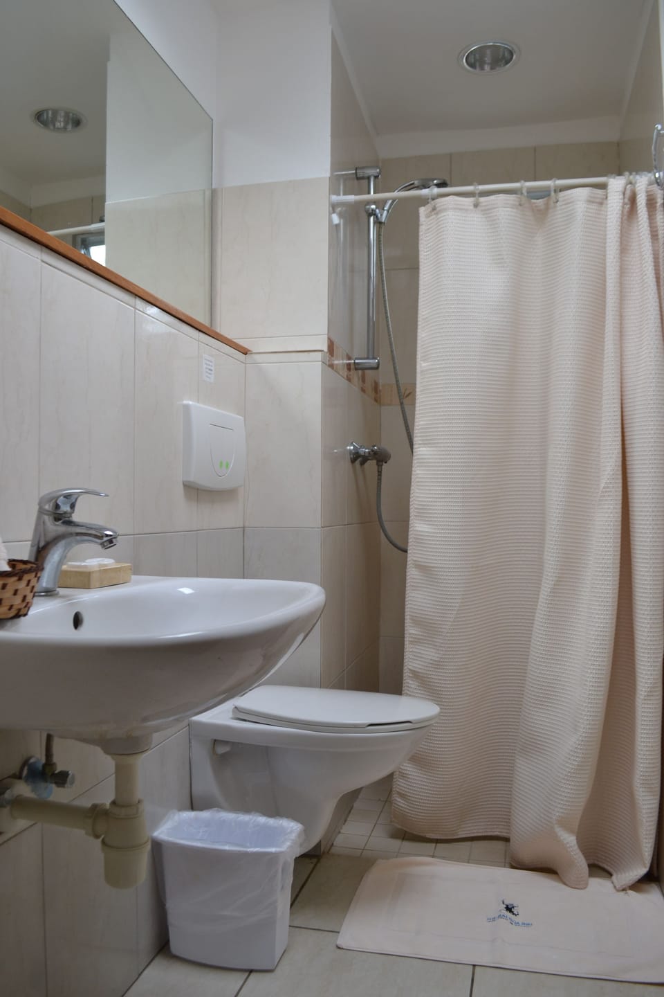 Family Triple Room | Bathroom | Shower, free toiletries, hair dryer (on request), towels