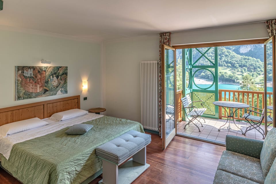 Studio, Kitchenette, Lake View | Desk, blackout drapes, free WiFi, bed sheets