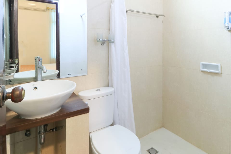 Superior Room | Bathroom | Shower, bidet, towels, soap