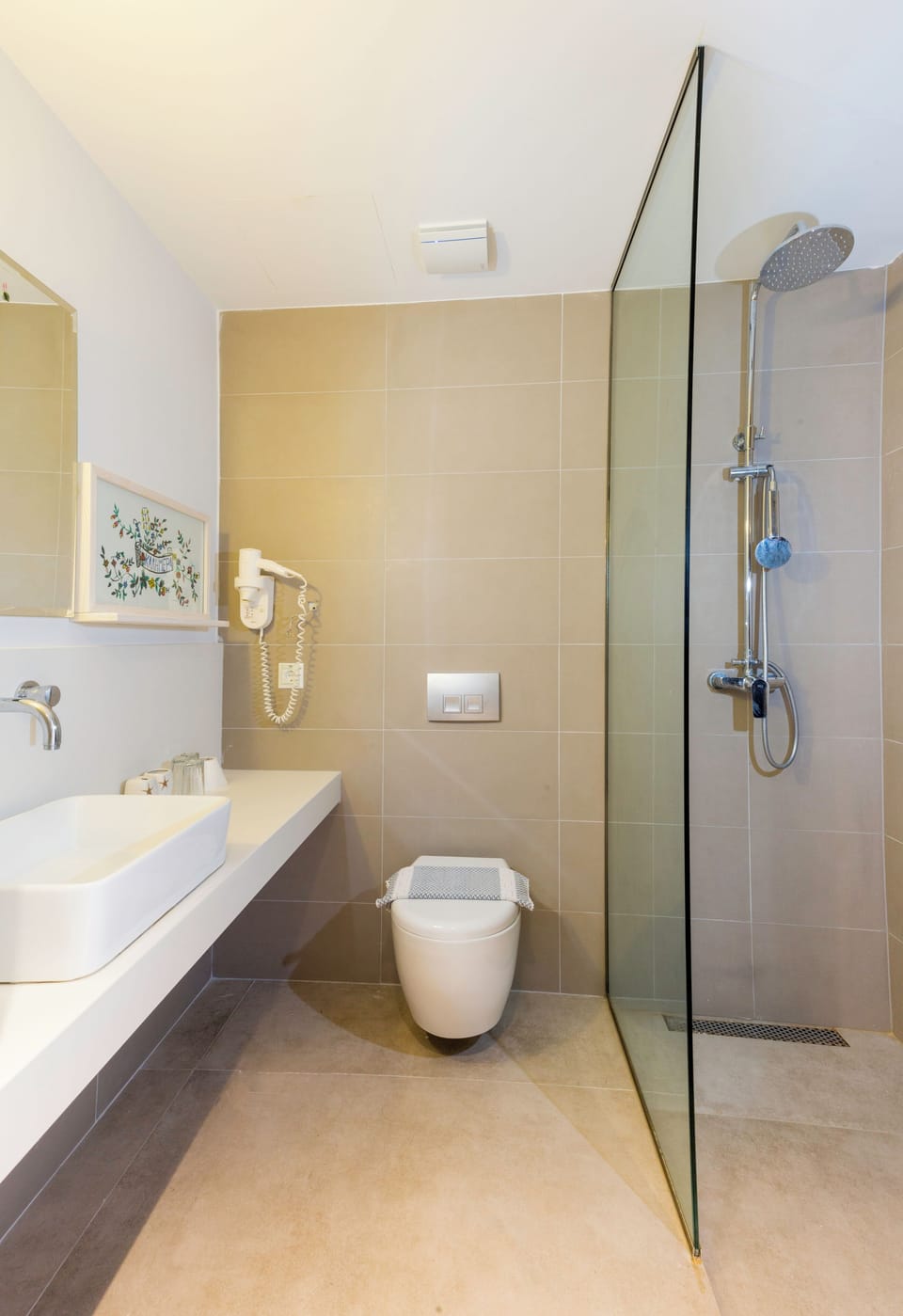Combined shower/tub, free toiletries, hair dryer, towels