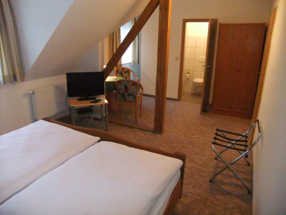 Individually furnished, desk, free cribs/infant beds, free WiFi