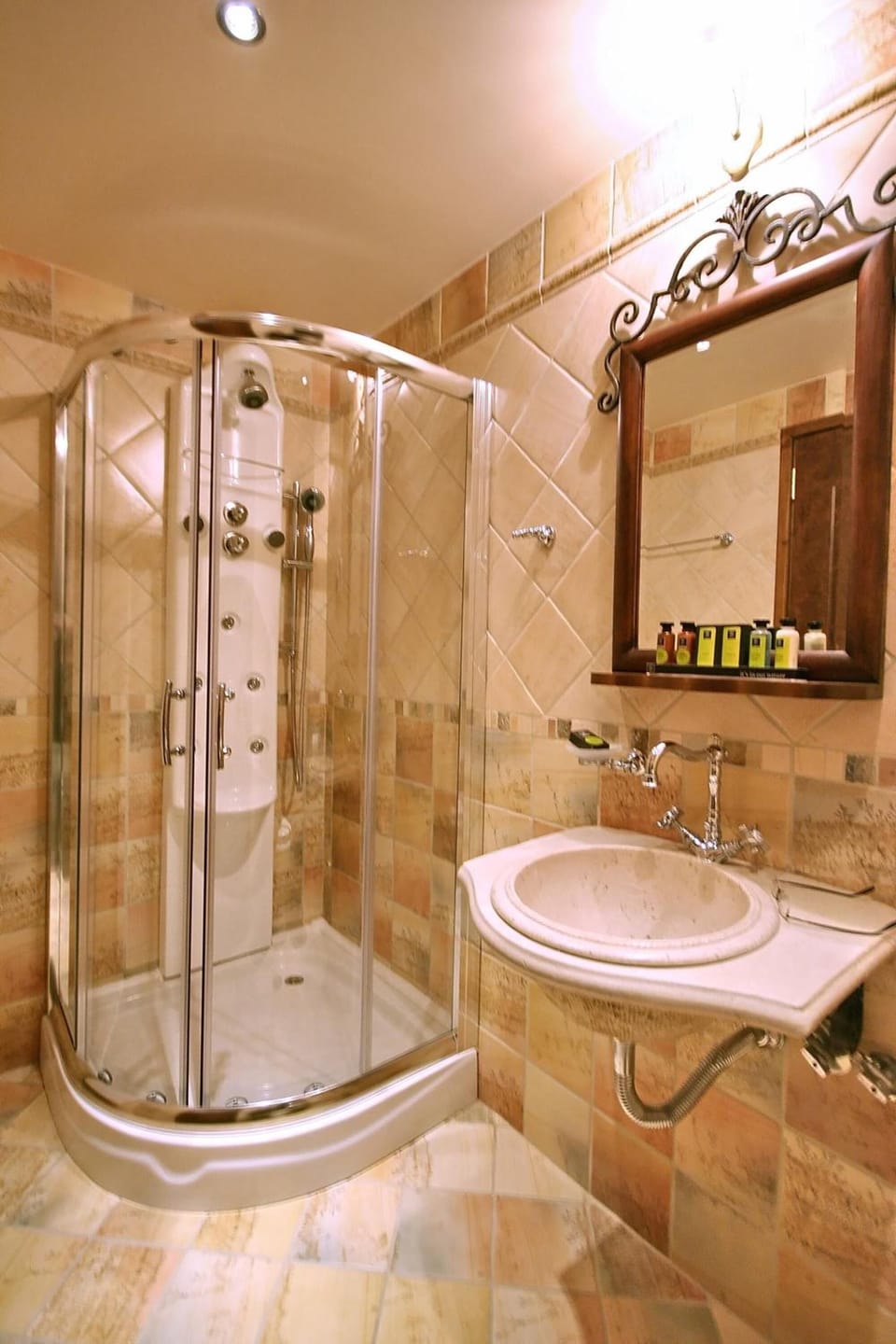 Deluxe Double Room, Fireplace (2 pax) | Bathroom | Shower, hydromassage showerhead, designer toiletries, hair dryer